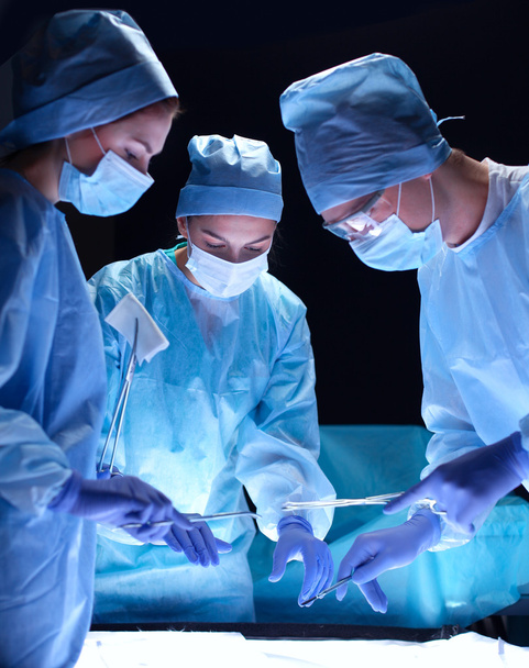 Χειρουργός ομάδας στην εργασία στο χειρουργείο. - Φωτογραφία, εικόνα
