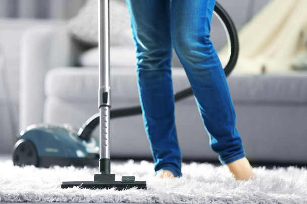 Woman cleaning the carpet - Fotoğraf, Görsel