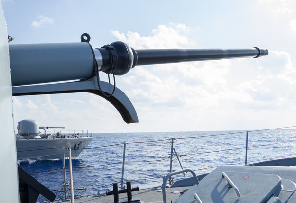 kaksi sota-alusta merellä
 - Valokuva, kuva