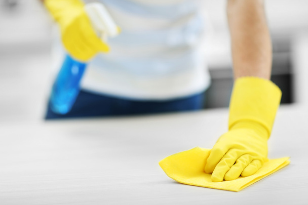 homem limpeza cozinha
  - Foto, Imagem