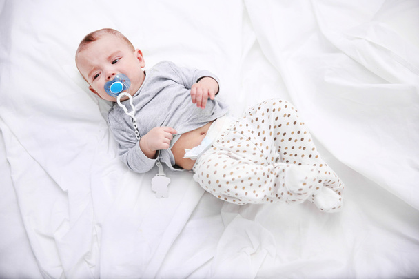 kukla ile Ağlayan bebek - Fotoğraf, Görsel