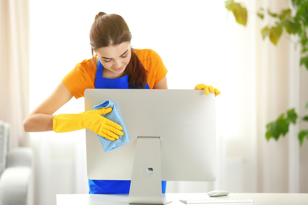 Young woman cleaning  - Foto, afbeelding