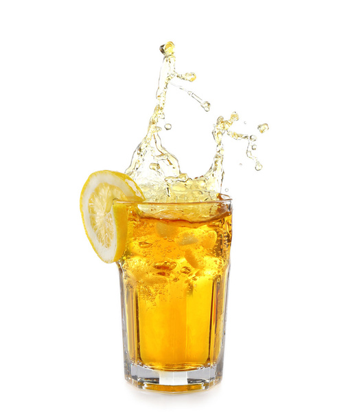 Ice tea with lemon splash, isolated on white - Foto, afbeelding