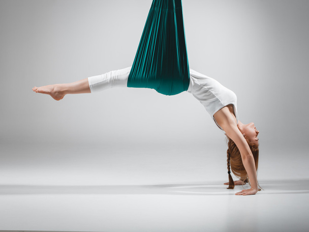 Yoga anti-gravité - Image en stock
 - Photo, image