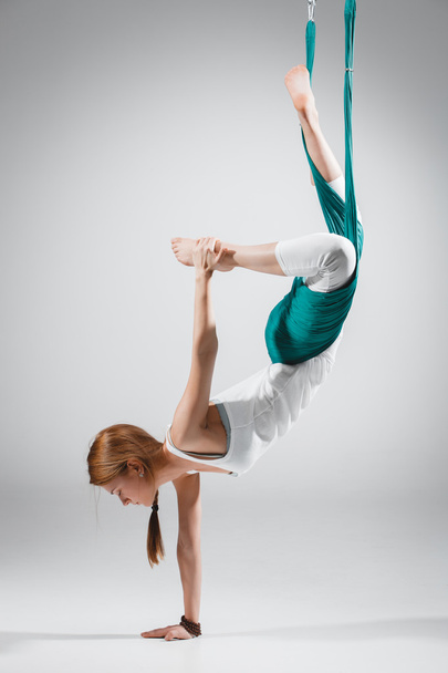 Antigravity Yoga - Stock beeld - Foto, afbeelding