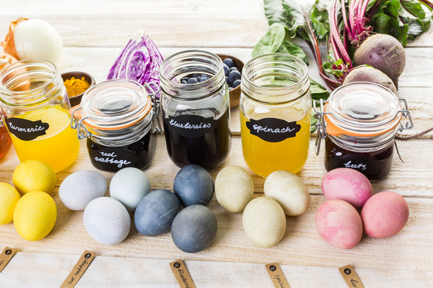 Πασχαλινά αυγά βάφονται με χρωστική ουσία φυσικό αυγό - Φωτογραφία, εικόνα