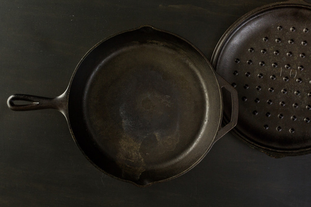 Традиционные чугунные сковороды
 - Фото, изображение
