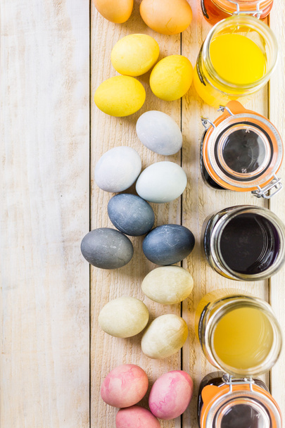 Пасхальні яйця, розфарбовані натуральним яєчним барвником
 - Фото, зображення