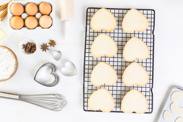 Biscuits au sucre en forme de coeur de cuisson
 - Photo, image