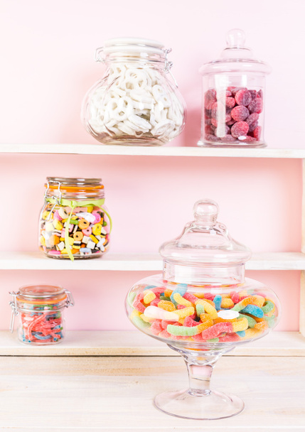 Kleurrijke snoepjes bekijken - Foto, afbeelding