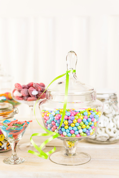 Veelkleurige snoepjes in potten - Foto, afbeelding