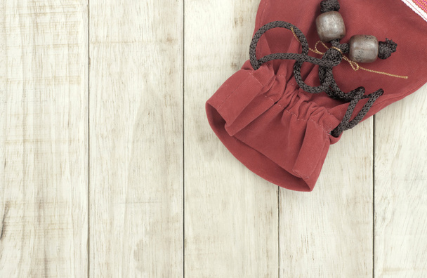 Μικρή κόκκινη τσάντα σε ξύλινο μοτίβο φόντο - Φωτογραφία, εικόνα