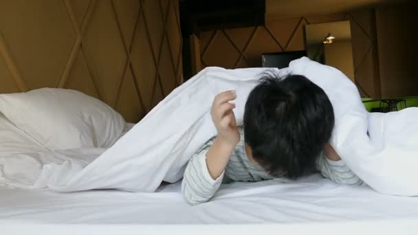 αγόρι παίζει κρυφτό στο κρεβάτι - Πλάνα, βίντεο