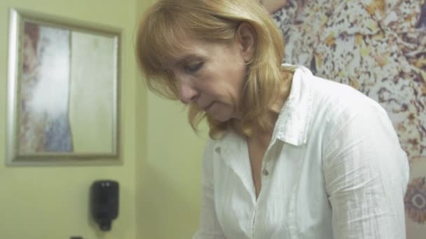 Kosmetikerin massiert im Schönheitssalon dicke Frau um die Augen - Filmmaterial, Video