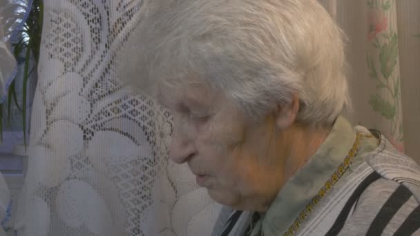 Muotokuva vanha puhuva nainen
 - Materiaali, video