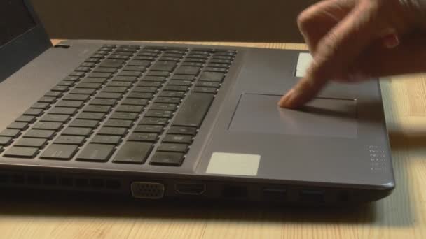 Κοντινό πλάνο της ηλικιωμένης γυναίκας χέρια χρησιμοποιώντας φορητό υπολογιστή στο σπίτι - Πλάνα, βίντεο