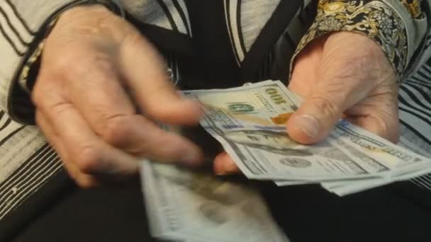 Vejez manos contando billetes de cien dólares
 - Imágenes, Vídeo