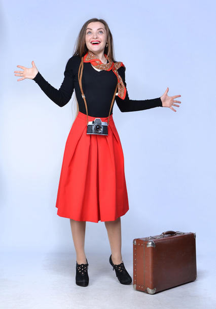 Meisje met een camera en een koffer reizen - Foto, afbeelding