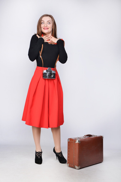 Chica viajera con una cámara y una maleta
 - Foto, Imagen