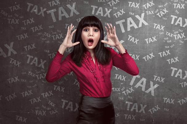 business woman shocked looking the tax - Fotoğraf, Görsel