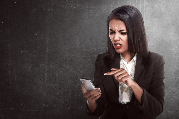 angry businesswoman using cellphone - Zdjęcie, obraz