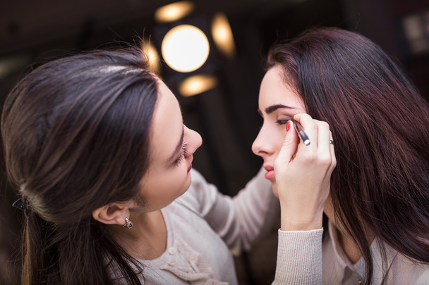 Makeup artist apply makeup - Foto, Bild