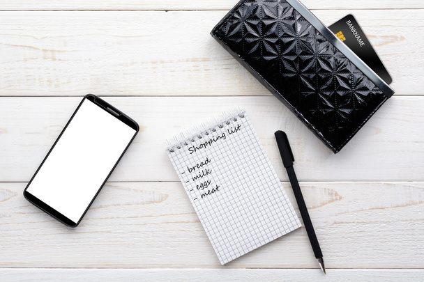 Смартфон, ноутбук, ручка и кредитная карта на белом столе
 - Фото, изображение