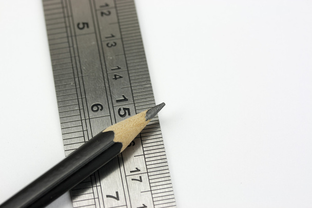 Крупним планом олівець з лінійкою
 - Фото, зображення