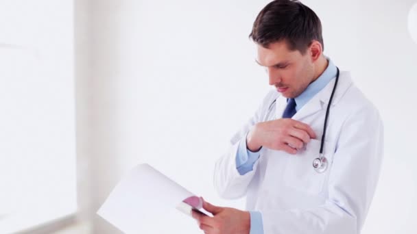 male doctor making a prescription - Séquence, vidéo