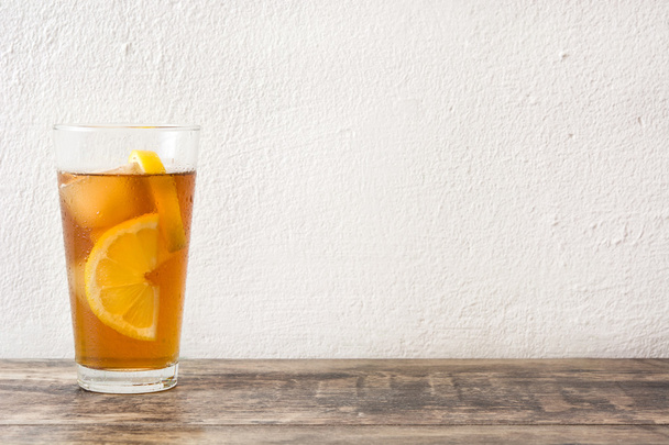 osvěžující ledový čaj s citronem na dřevo - Fotografie, Obrázek