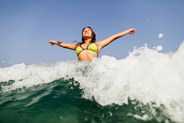 sexy bikini girl zwemmen zee golven splash - Foto, afbeelding