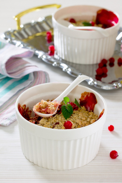 Crumble van dessert met rode aalbessen in een rustieke stijl - Foto, afbeelding