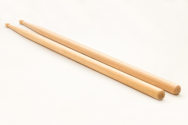 Древесные барабанные палочки на белом фоне
 - Фото, изображение