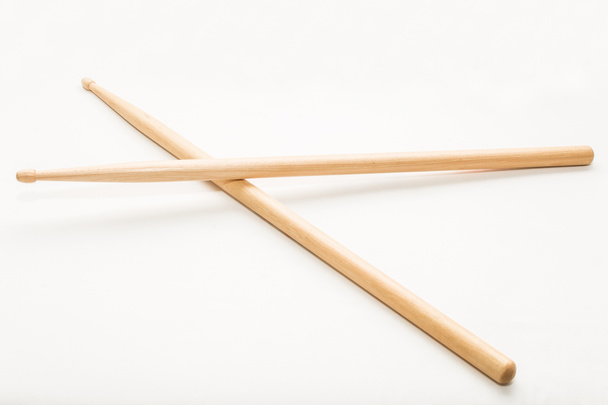Hout Drumsticks geïsoleerd op witte achtergrond - Foto, afbeelding