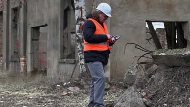 Κτίριο επόπτη χρησιμοποιώντας tablet Pc σε κτίρια έδαφος πριν από την κατεδάφιση - Πλάνα, βίντεο
