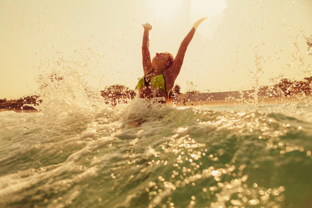 сексуальна дівчина бікіні плаває морські хвилі сплеск старовинний тон
 - Фото, зображення