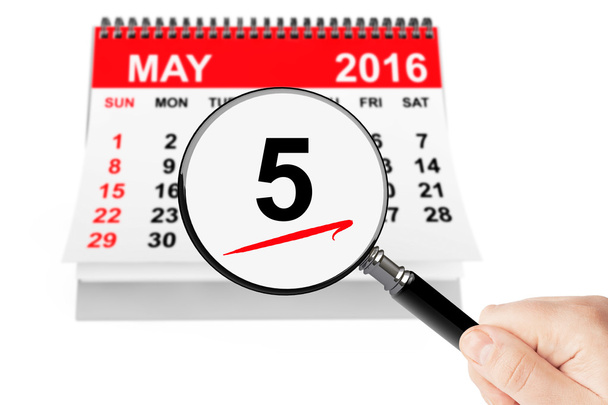 5 Maio 2016 calendário com lupa
 - Foto, Imagem