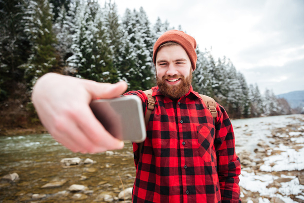 Smiling man doing selfie photo outdoors - Foto, immagini
