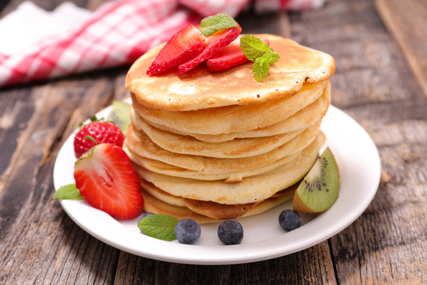 pancakes with berries and fruits - Foto, Imagen