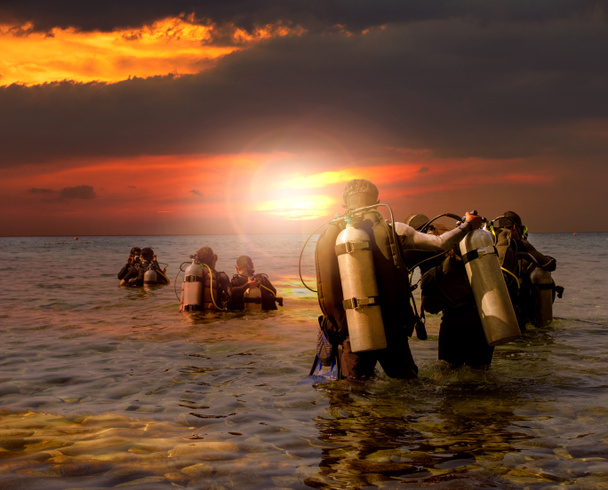 スキューバ ダイビングの準備ナイト ダイビング海側アガイのグループ - 写真・画像