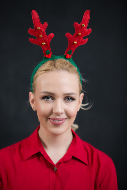 Happy smiling young woman wearing Christmas deer horns. Christma - Foto, Imagem