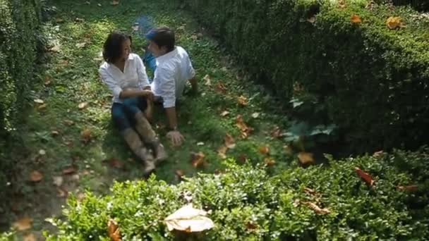 giovane coppia seduta sull'erba in giardino
 - Filmati, video