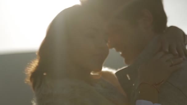 couple en vêtements chauds dans une prairie pittoresque
 - Séquence, vidéo