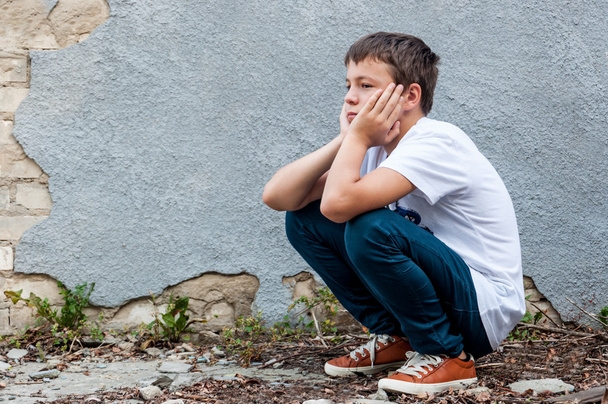 smutný teenager venku u zdi - Fotografie, Obrázek
