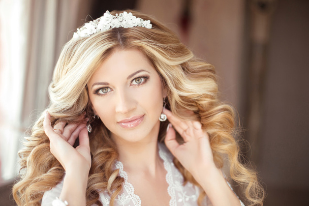 Makeup. Beautiful Bride wedding Portrait with wedding hairstyle, - Фото, изображение
