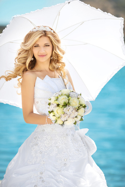 Beautiful woman, Elegant bride with wedding roses bouquet, outdo - Фото, изображение