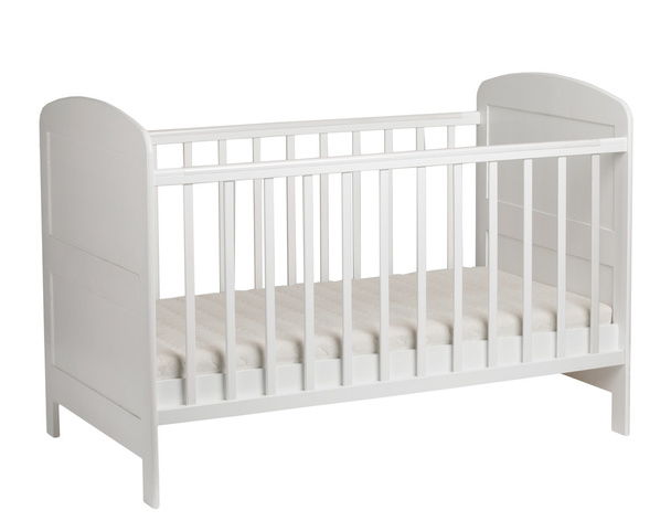 Белая кроватка для детей на белом фоне
 - Фото, изображение