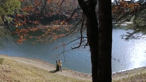 pareja en bordado de pie en la orilla del río
 - Metraje, vídeo