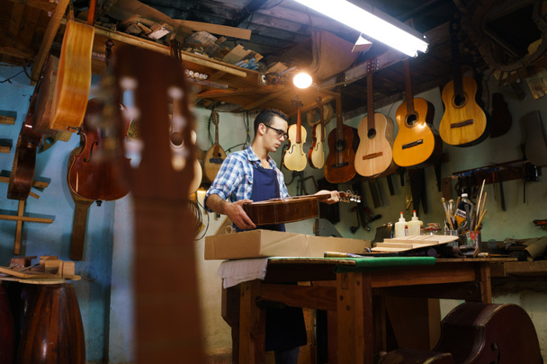 Fabricant de luth artisan stockant l'instrument de musique de guitare au cas où pour C
 - Photo, image