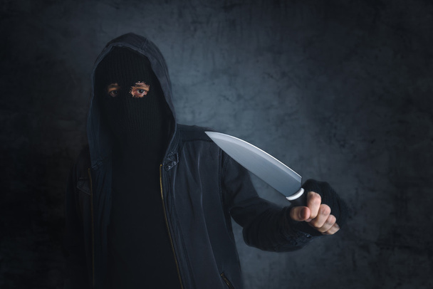 Criminoso com faca afiada ameaçando, o ponto de vista da vítima
 - Foto, Imagem